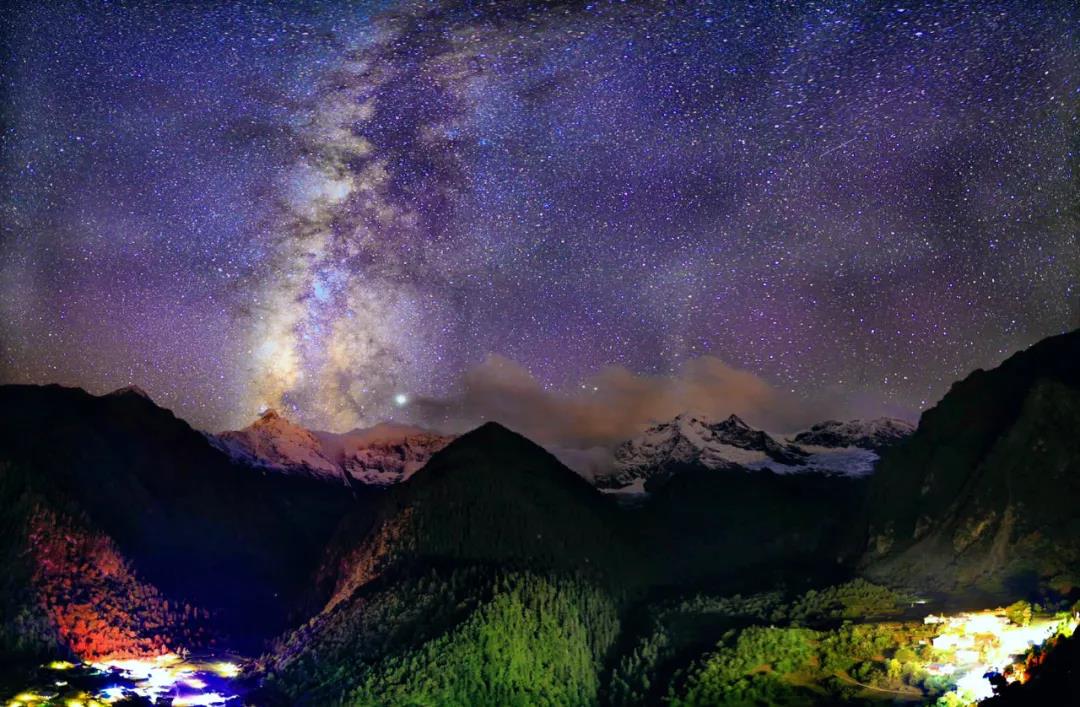 徒步,也是畢業(yè)旅行的一種打開方式,在梅里日照金山絕美景象中見證友誼,感受最原生態(tài)的美。