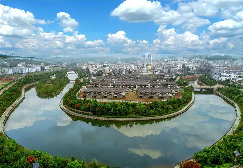 背上行囊，逃離喧囂  循遠(yuǎn)古印跡，隨非遺傳人  開啟“見人見物見生活”的非遺旅程吧！