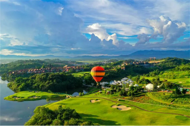 西雙版納州文化和旅游局就《西雙版納熱線》 旅游產(chǎn)業(yè)發(fā)展問(wèn)題與聽(tīng)眾交流，切入到實(shí)際中去。